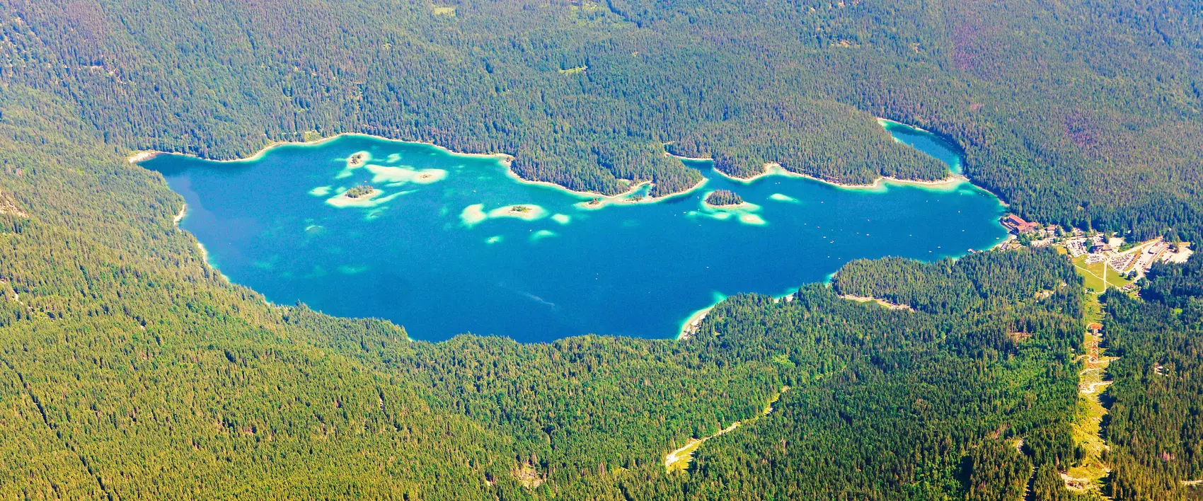 Eibsee von der Zugspitze aus gesehen, mit türkisen Flachwasserzonen und Inseln