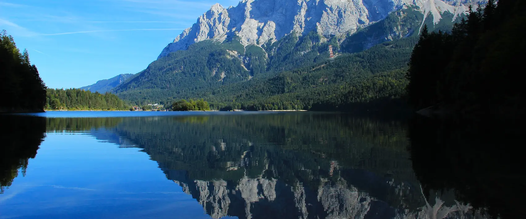 Eibsee mit dem Wettersteingebirge, das sich im stillen Wasser spiegelt