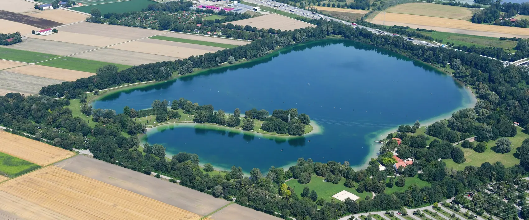 Feringasee aus der Luft, Blick von Süden mit Insel und Liegewiesen