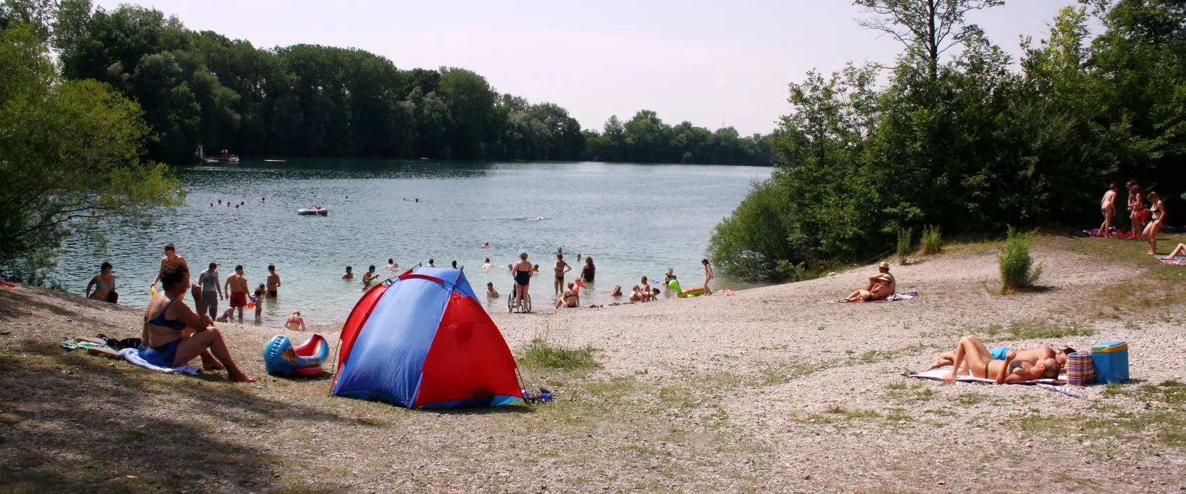 Badegäste am Kiesufer des Langwieder Sees