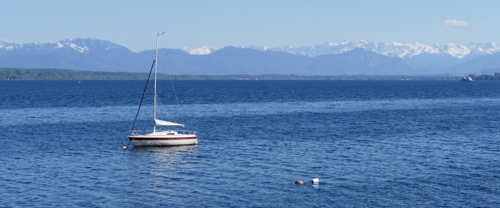 Starnberger See bei Tutzing mit Segelbooten und Alpenkette am Horizont
