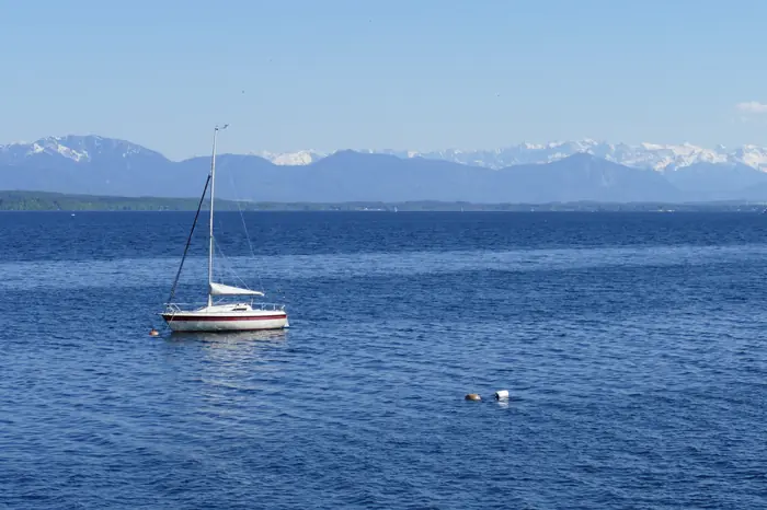 Starnberger See bei Tutzing mit Segelbooten und Alpenkette am Horizont