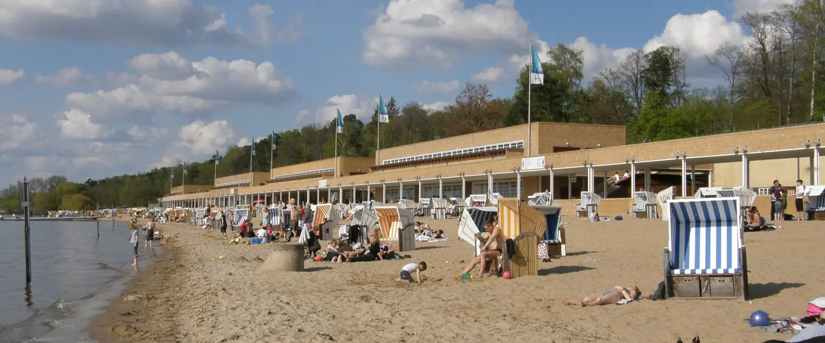 Sandstrand im Strandbad Wannsee mit Strandkörben und Badegästen