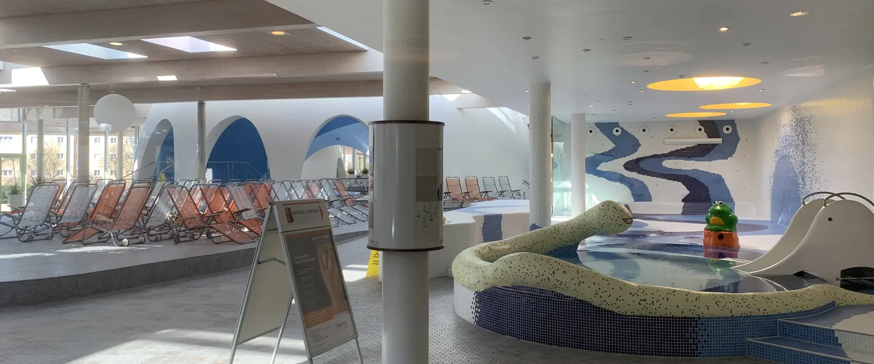 Innenhalle der Therme Bad Aibling mit Kinderbecken und Liegen