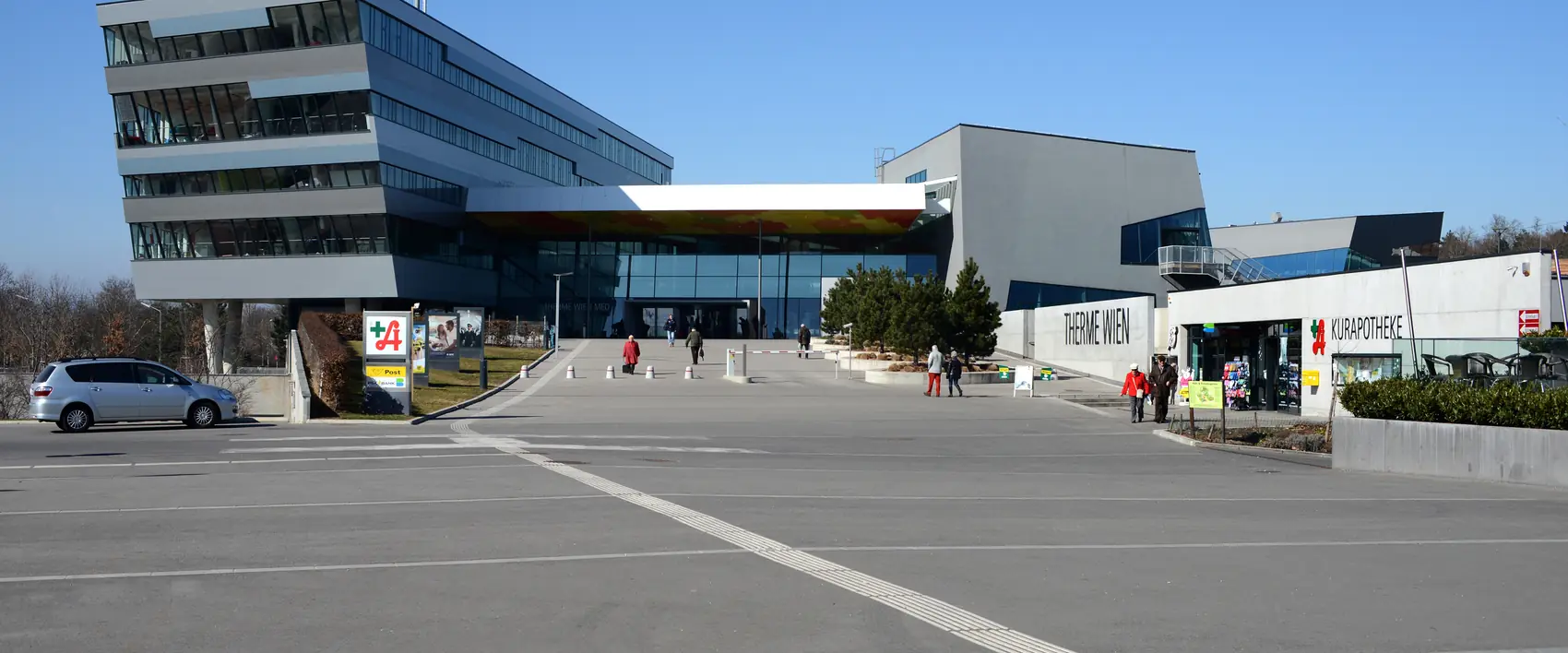 Eingangsgebäude der Therme Wien in Oberlaa mit Vorplatz